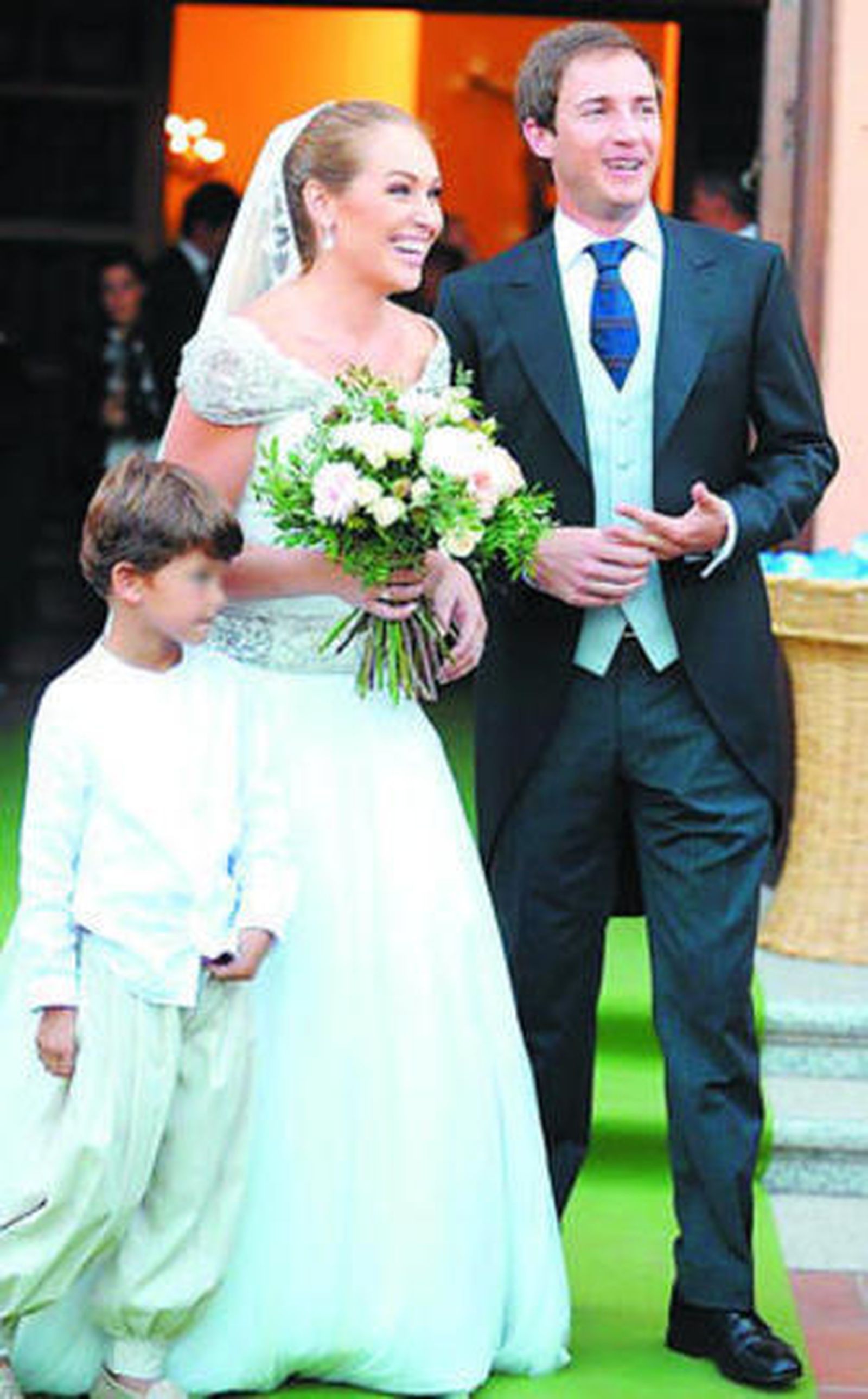 Los novios, a la salida del templo.