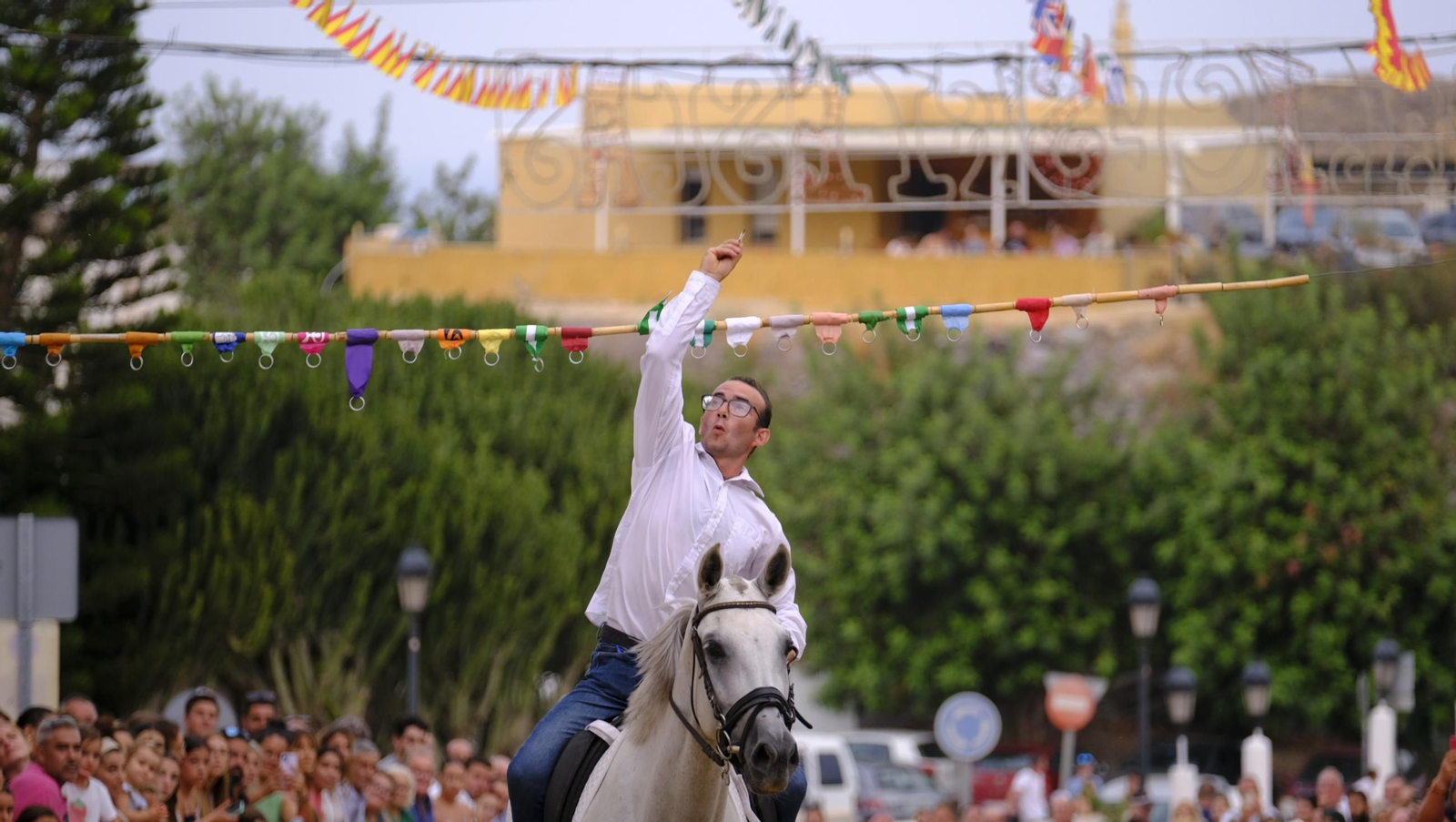 La popular carrera de cintas a caballo de las Fiestas de Mojácar, en imágenes