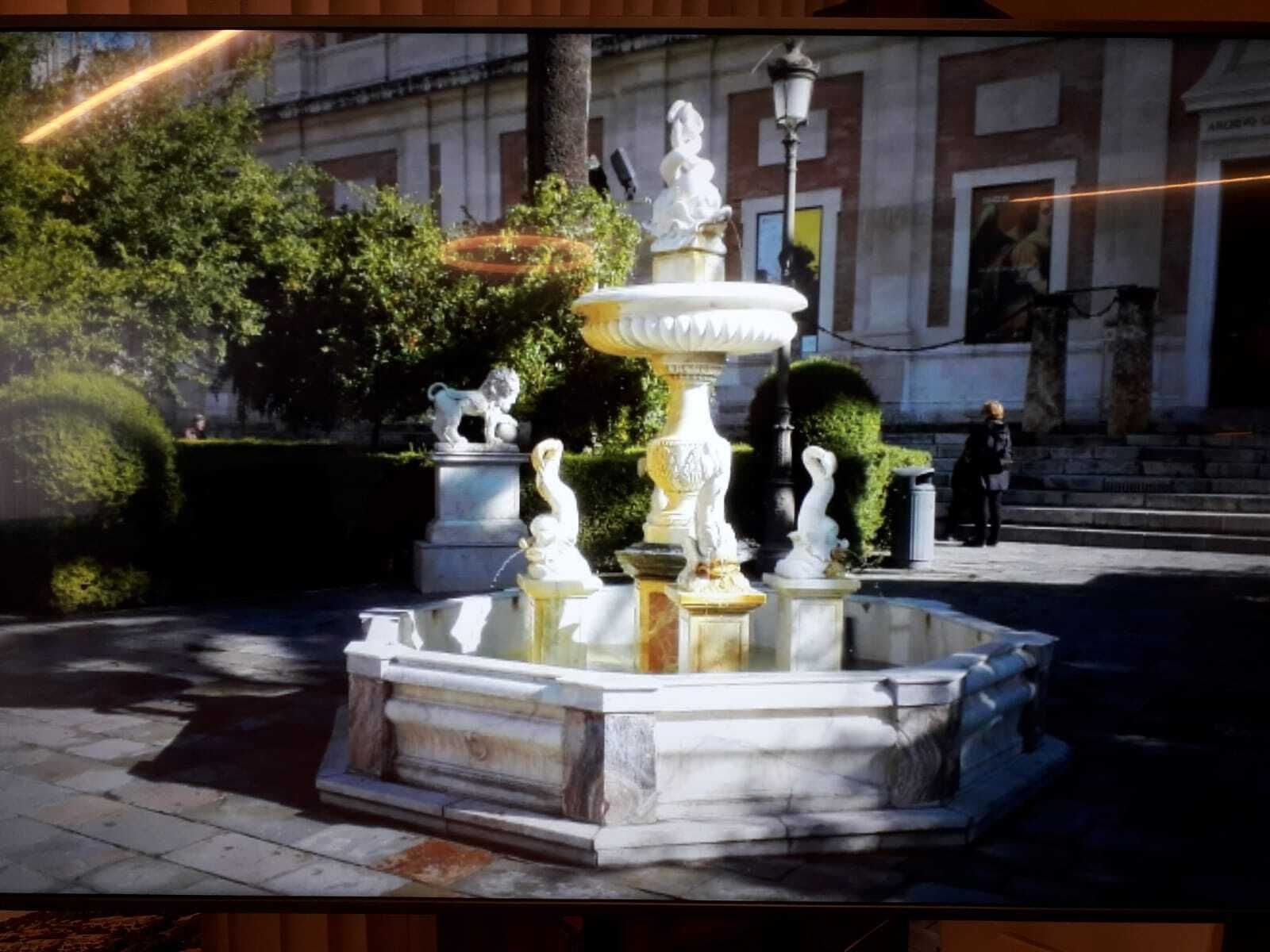 Vista de la escultura frente al Archivo de Indias en la capital hispalense.