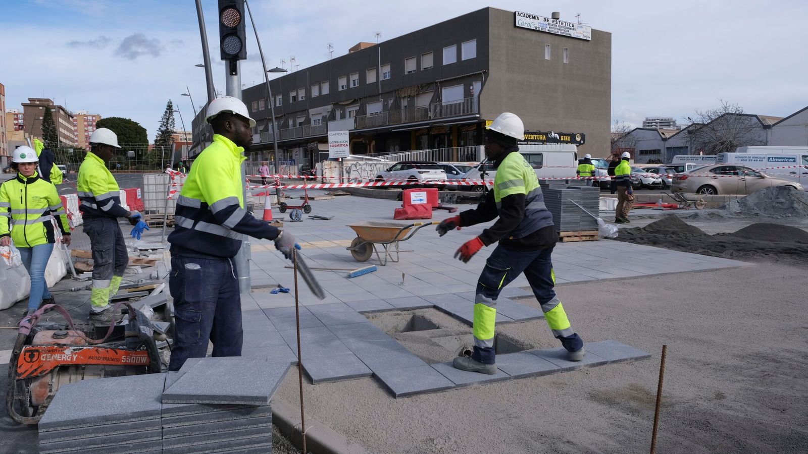 Trabajo de la empresa de Adama Faye en la Avenida del Mediterráneo de Almería.