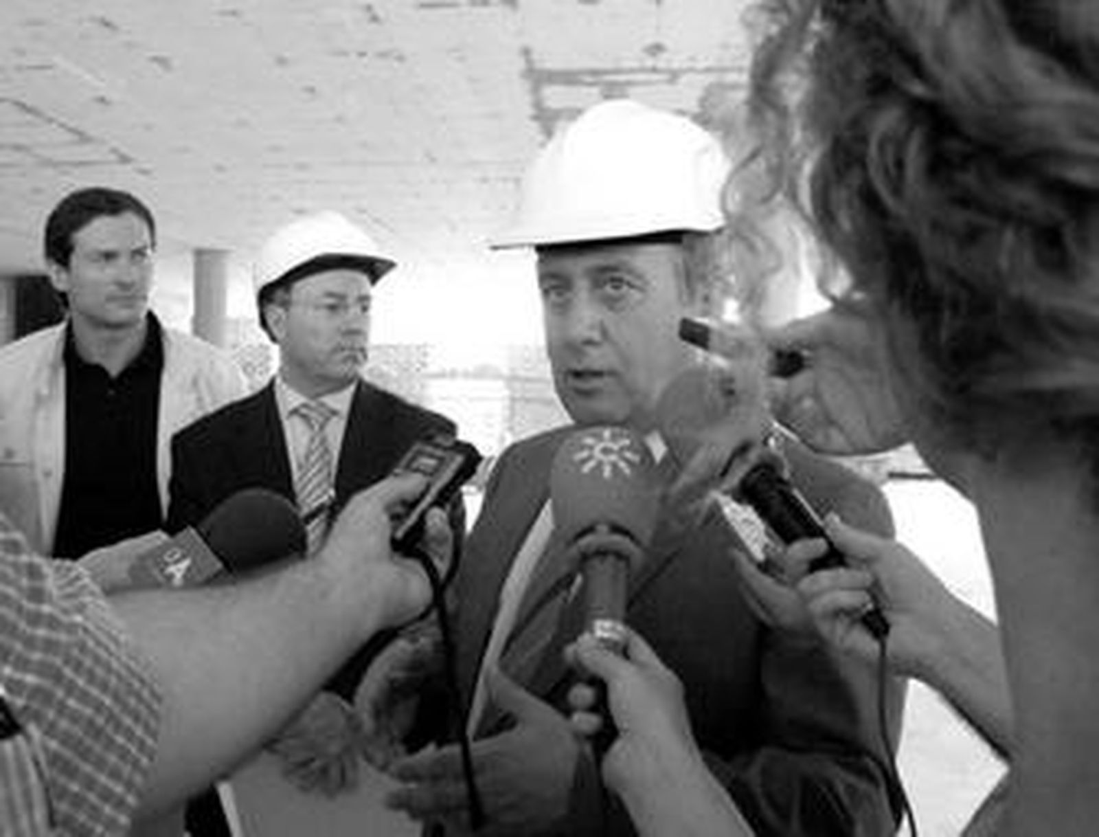 El subdelegado del Gobierno, durante su visita ayer en las nuevas instalaciones.