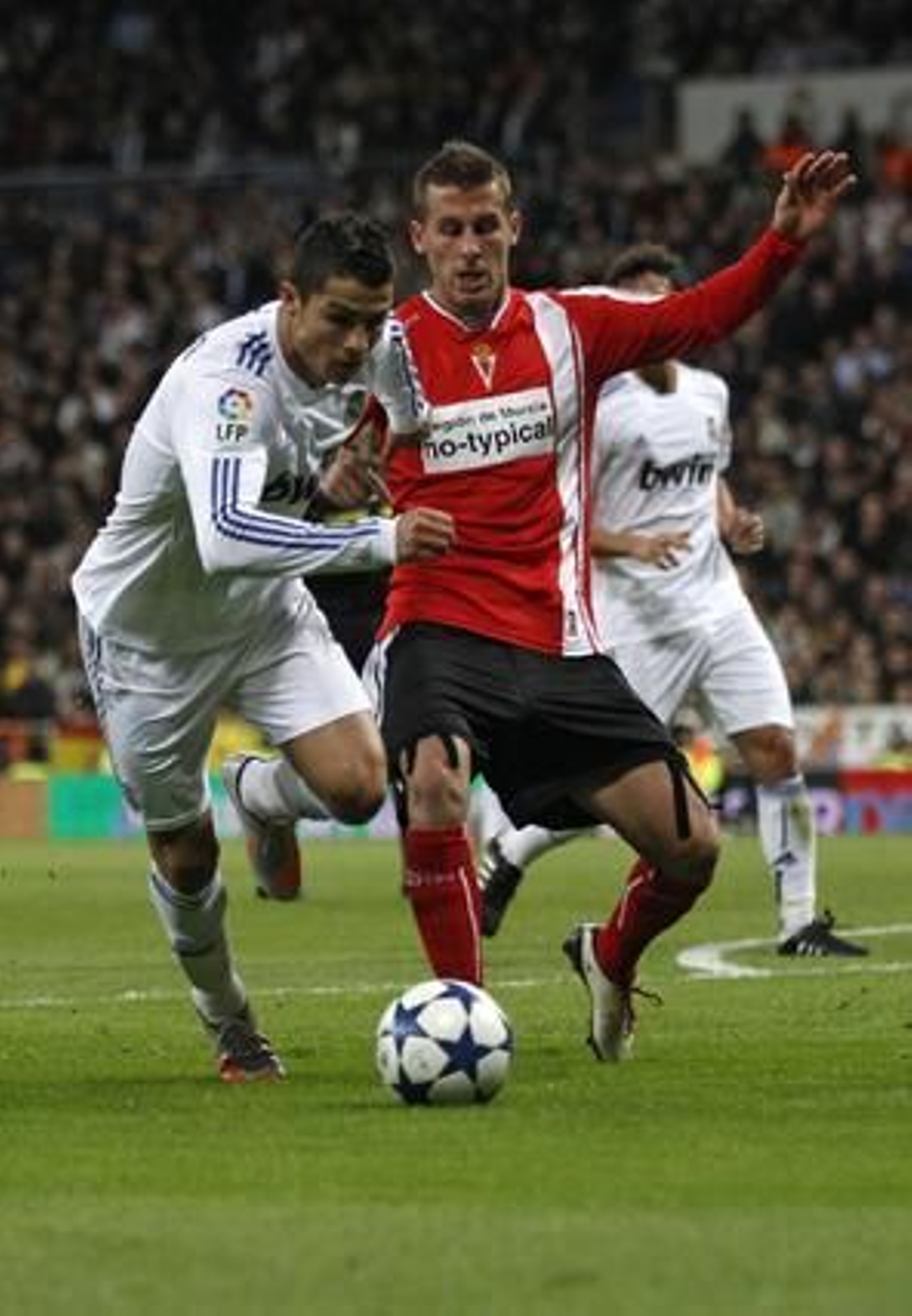 Cristiano y Amaya en disputa por el balón.

Foto: Reuters