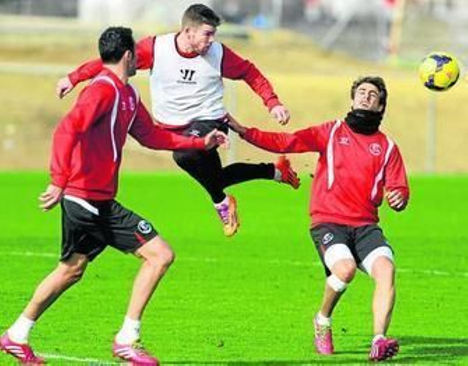 Alberto Moreno cabecea entre Iborra y Pareja.