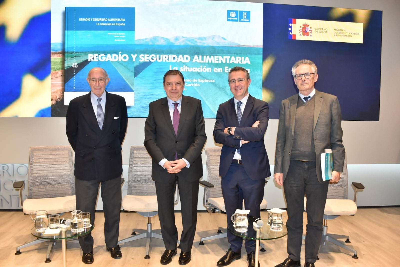 Fotografía de familia de las principales autoridades en la presentación.