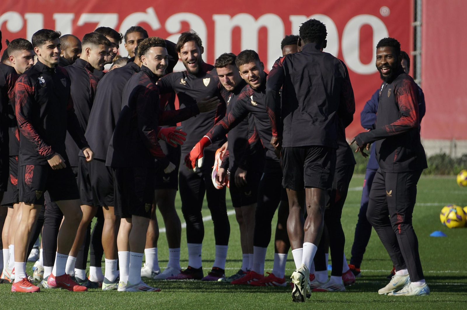 Las imágenes del primer entrenamiento de Akor con el Sevilla FC
