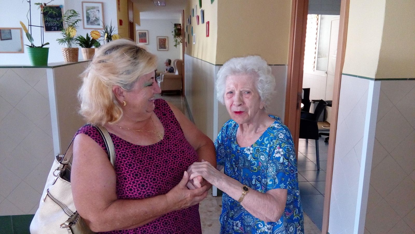 Marisa junto a su madre, María, en el Centro de Alzheimer La Almudena.