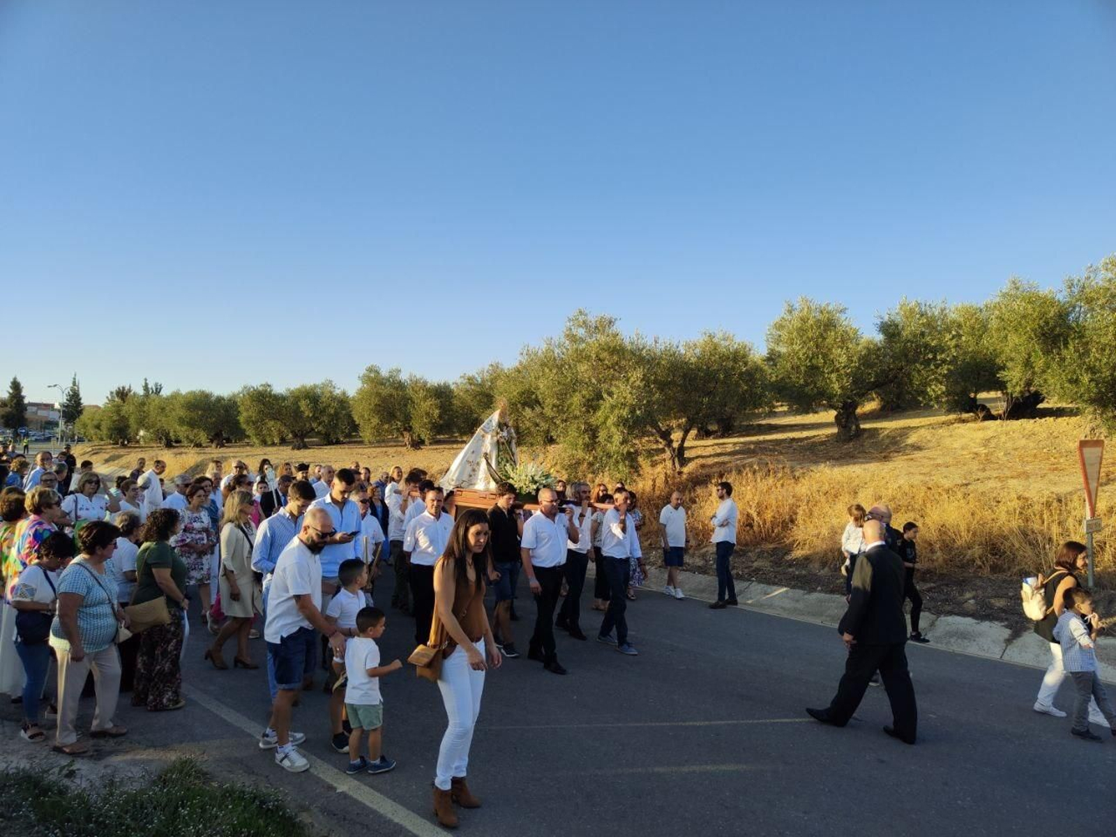 Santaella celebra el 450 aniversario de la primera salida procesional de la Virgen del Valle, en fotografías