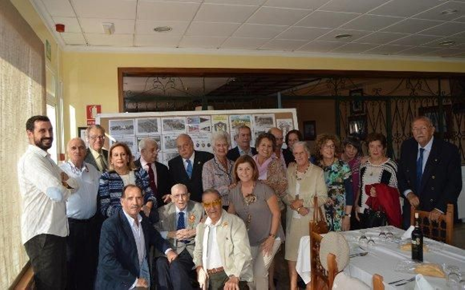 El homenajeado con el grupo de familiares y amigos que acudieron al homenaje en la Residencia Militar La Cortadura, organizado por la XXI Promoción de las Milicias Universitarias del Campamento de Montejaque-Ronda 1963/64, entre ellos María José Madurga, Beatriz Huarte, Jesús Bataller, Guillermo Boto, Pili Castro, Noni Quiñones, Álvaro Caravaca y Teresa Súnico.  Foto: Ignacio Casas de Ciria