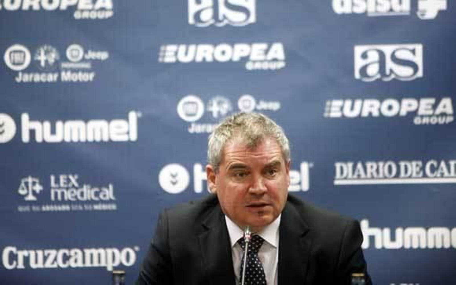 Manuel Vizcaíno, durante la rueda de prensa ofrecida ayer en el estadio Carranza. /Jesús Marín