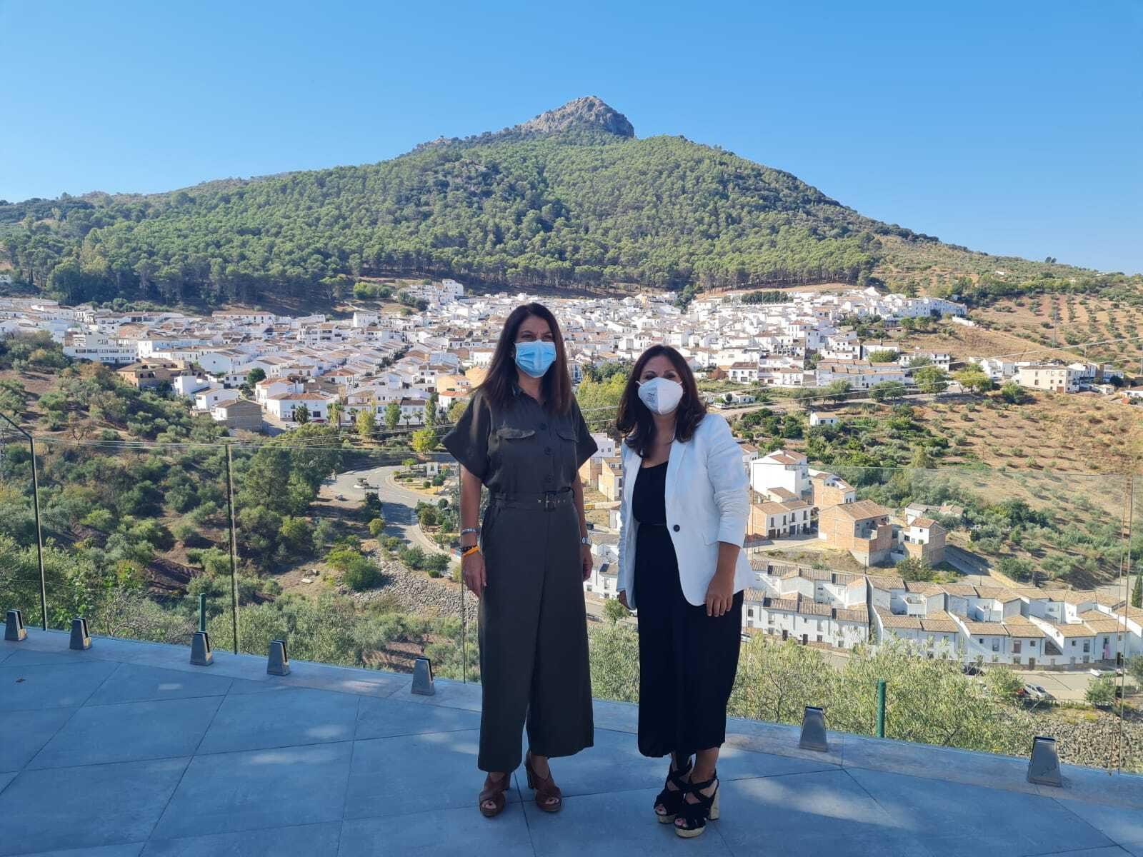 La delegada de Turismo, María Jesús Herencia y la alcaldesa, Isabel Gómez, en el encuentro