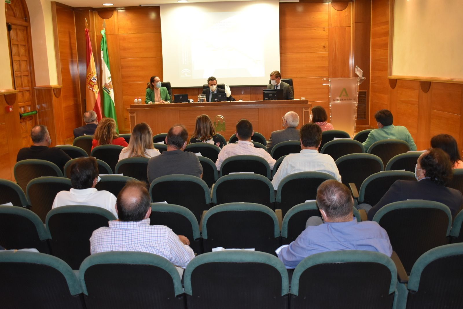 La Junta explica a los alcaldes de la comarca los detalles de la vía.