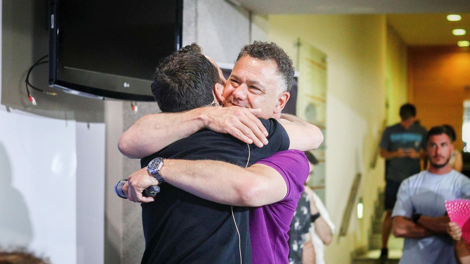 Juan Antonio Delgado abraza a Pablo Iglesias.