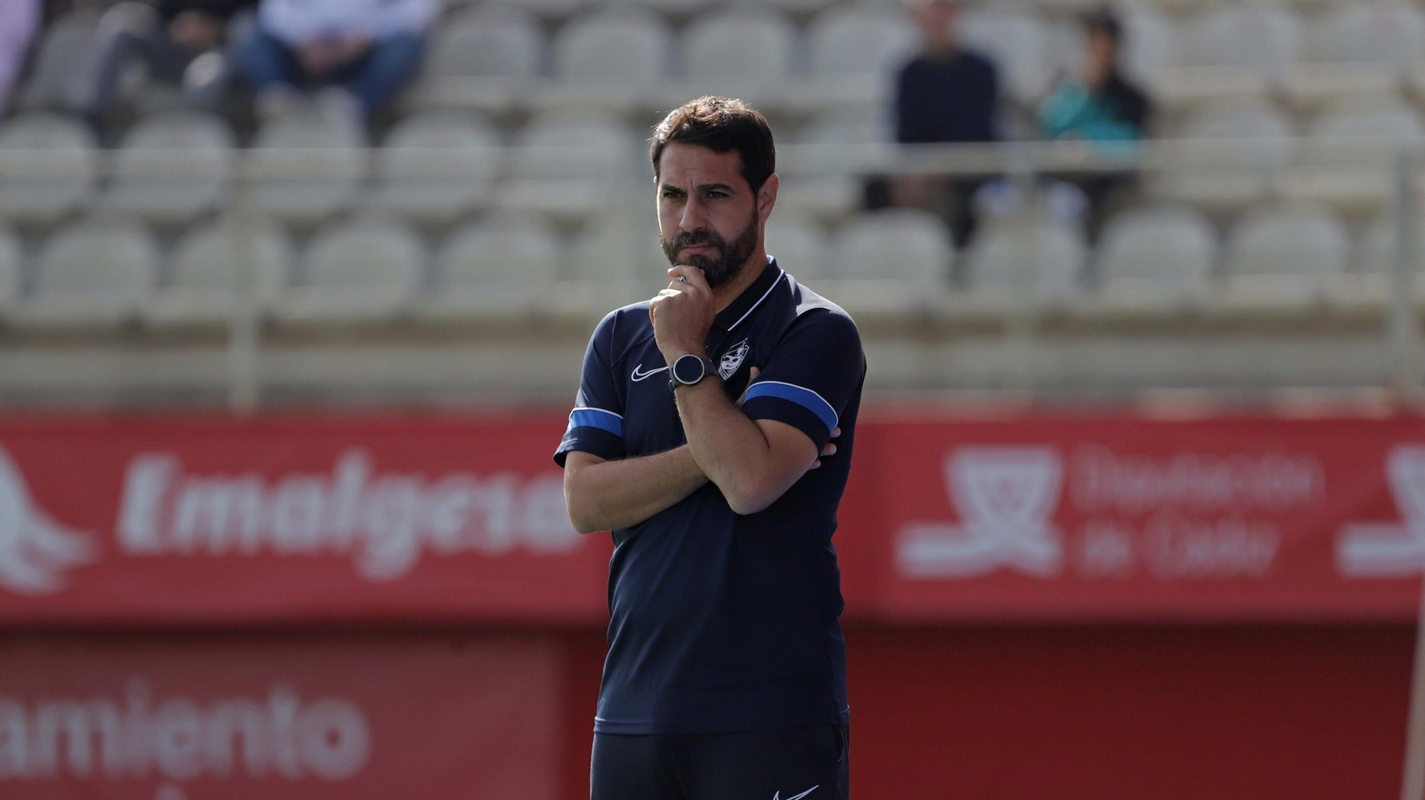 Luis Ayllón, pensativo, durante un partido de esta temporada.