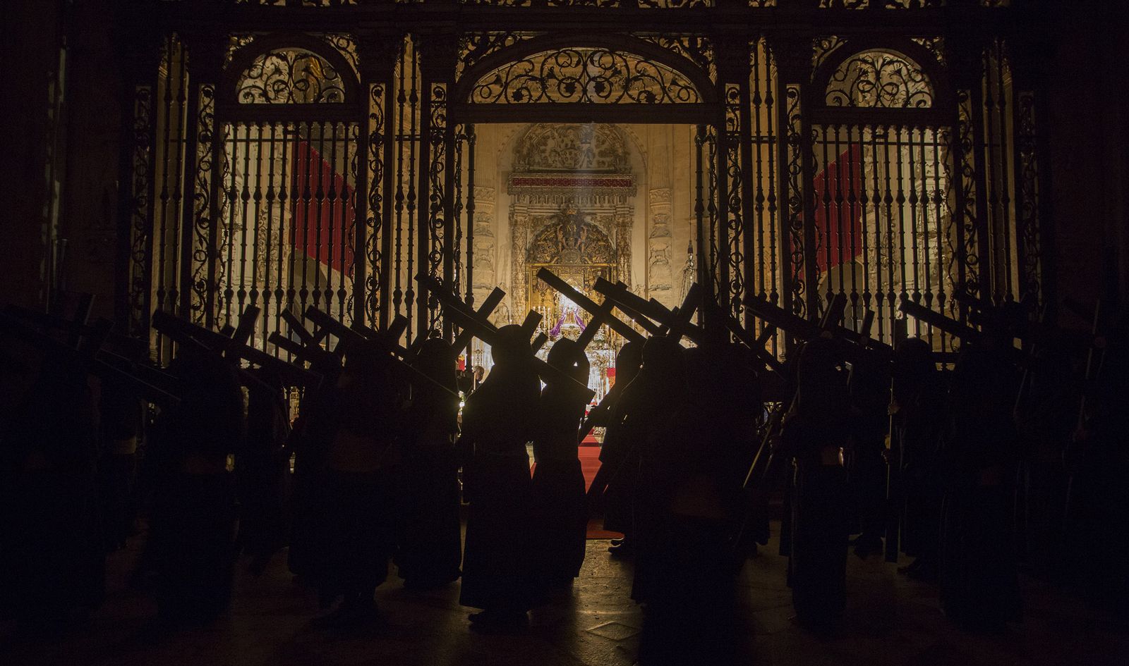 El paso de las hermandades de la Madrugada por la Catedral de Sevilla