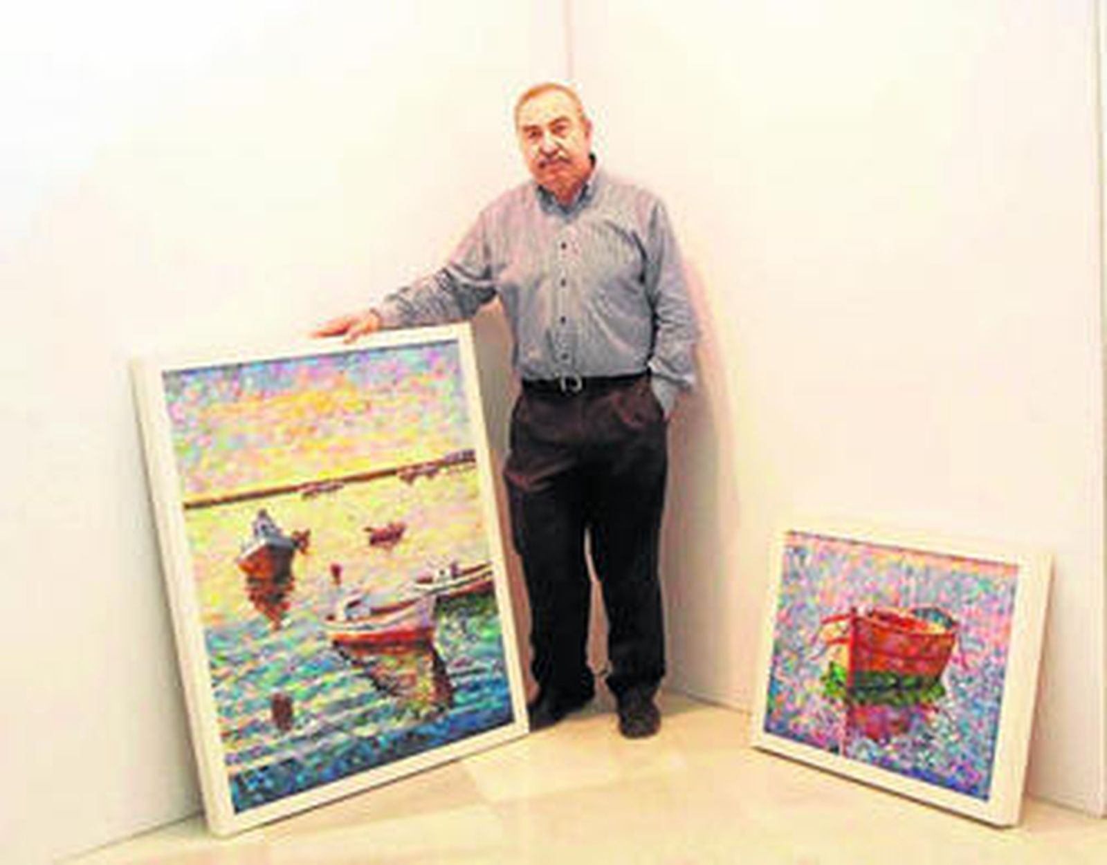 Juan Ibáñez junto a dos obras de las que expone en el Teatro Auditorio.