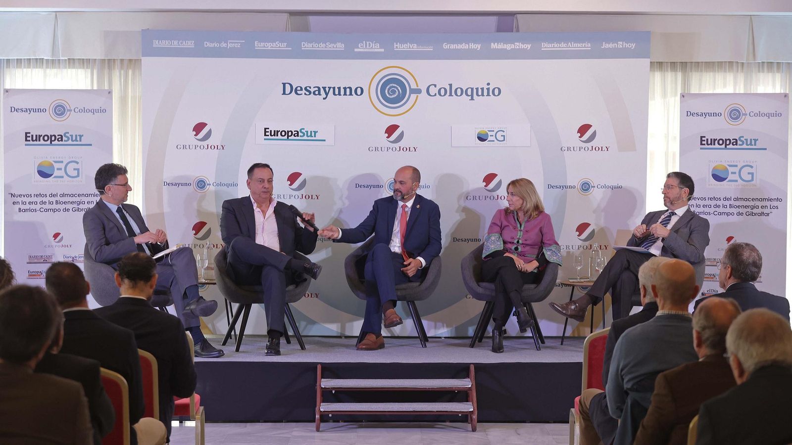 Los ponentes del desayuno-coloquio, durante el debate.