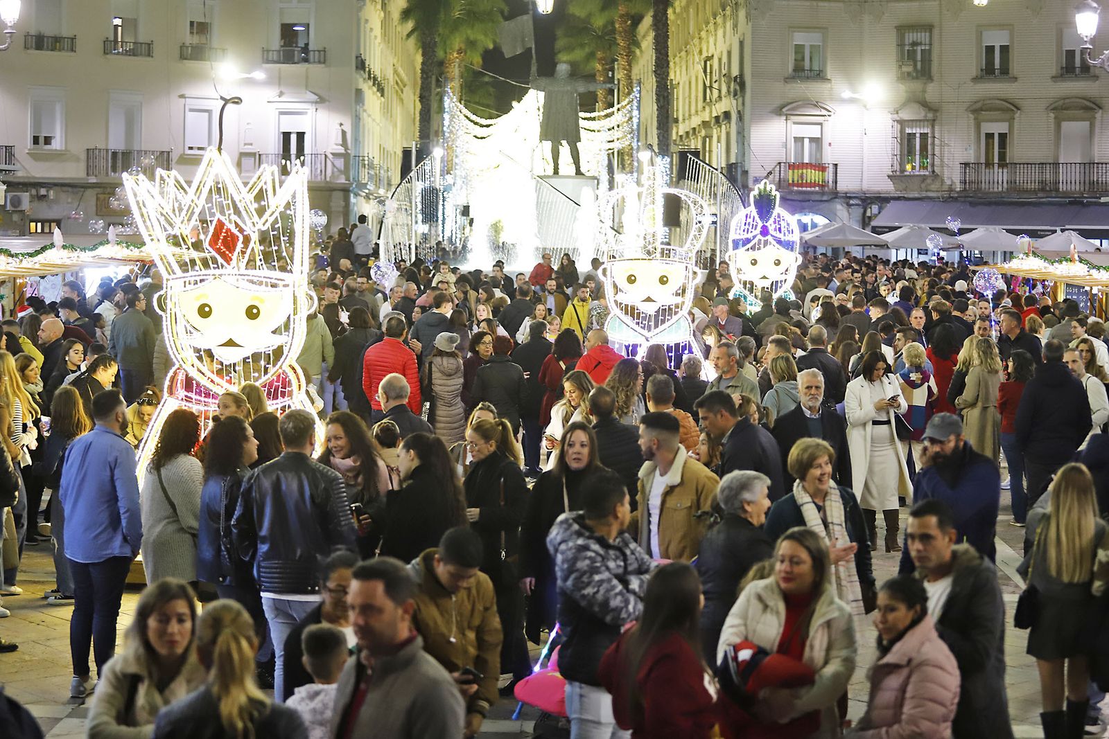 Imágenes del mercado navideño de la Plaza de las Monjas