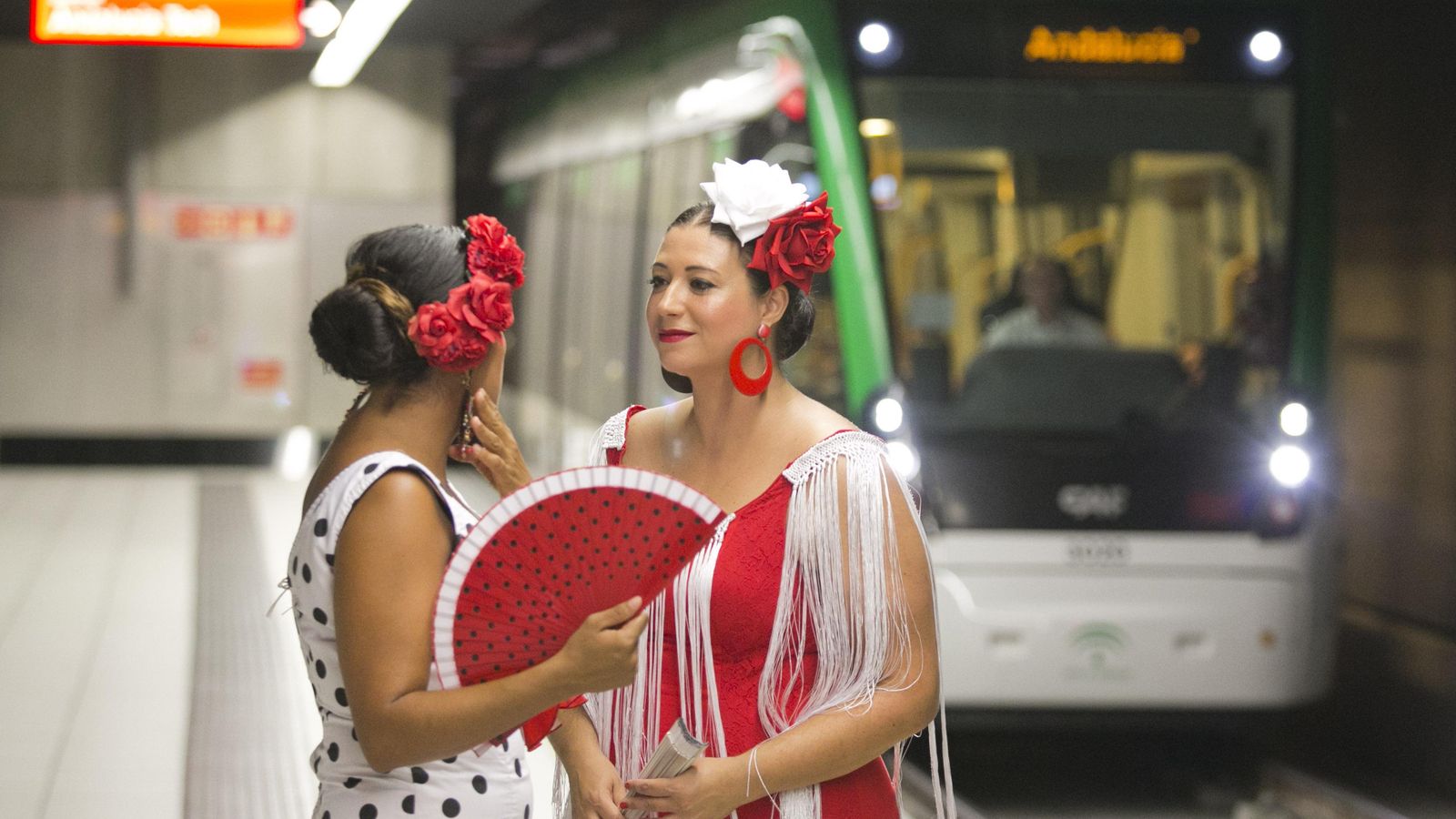 Dos mujeres van a la Feria de Málaga en Metro.
