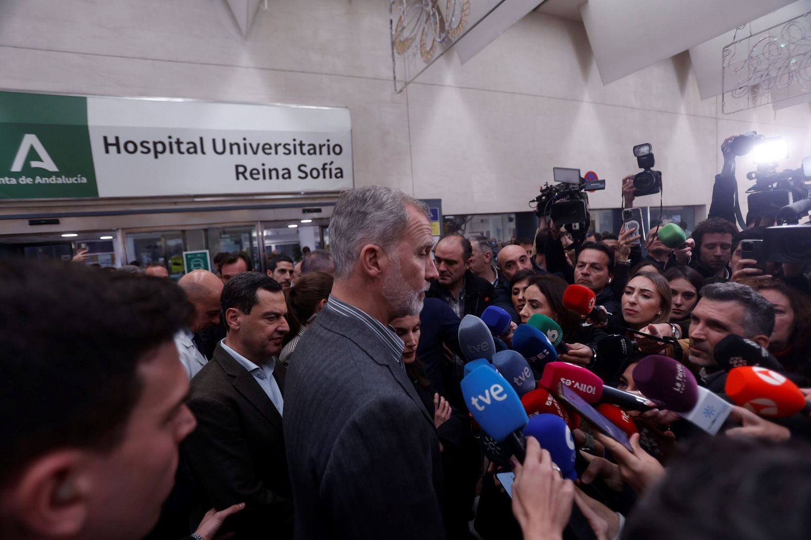 La visita de los Reyes a los heridos del accidente de Adamuz en el Hospital Reina Sofía
