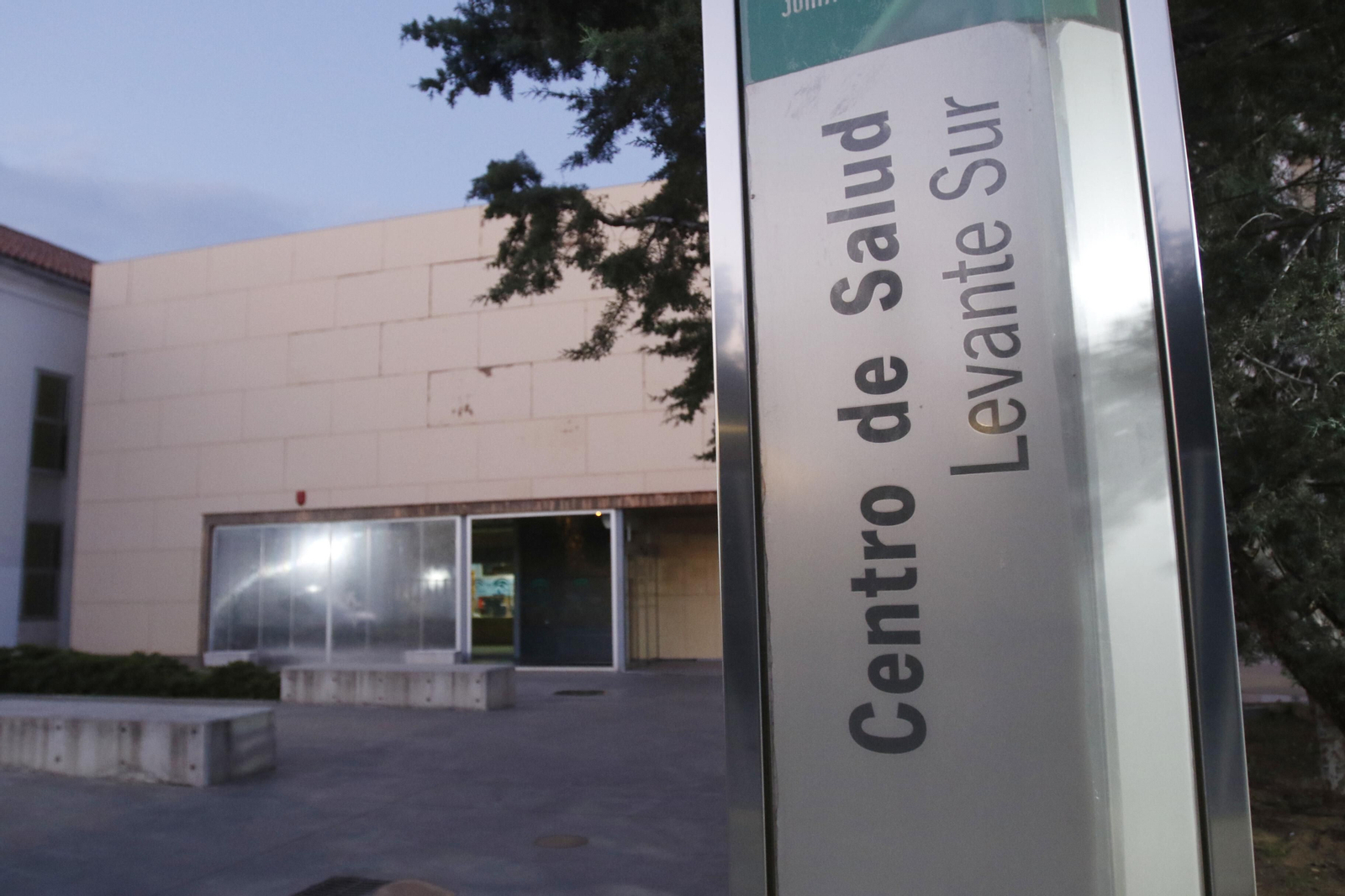 Entrada al centro de salud Levante Sur.