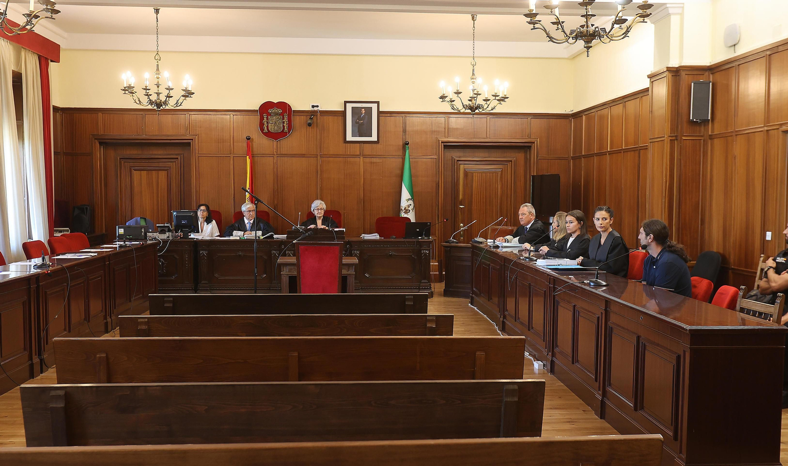 Una imagen del juicio con jurado al hombre acusado de matar a su tía.