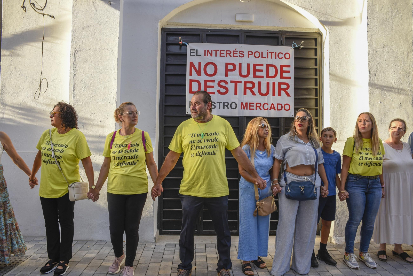 Las fotos de la protesta de los comerciantes de La Línea por la gestión del mercado municipal