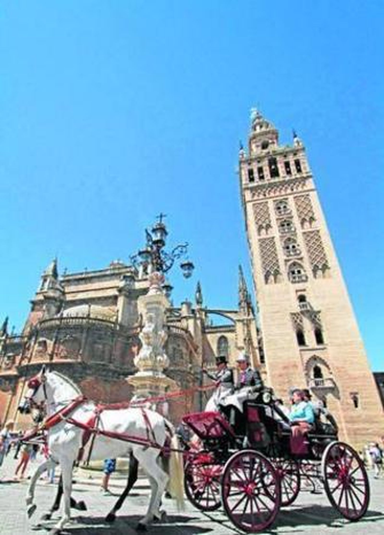 Un enganche con guarnición a la inglesa durante el ejercicio obligatorio a los pies de la Giralda.