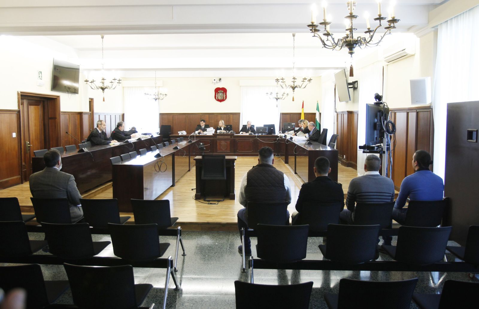La sala de vistas, con Casimiro Villegas a la izquierda y el resto de los acusados a la derecha.