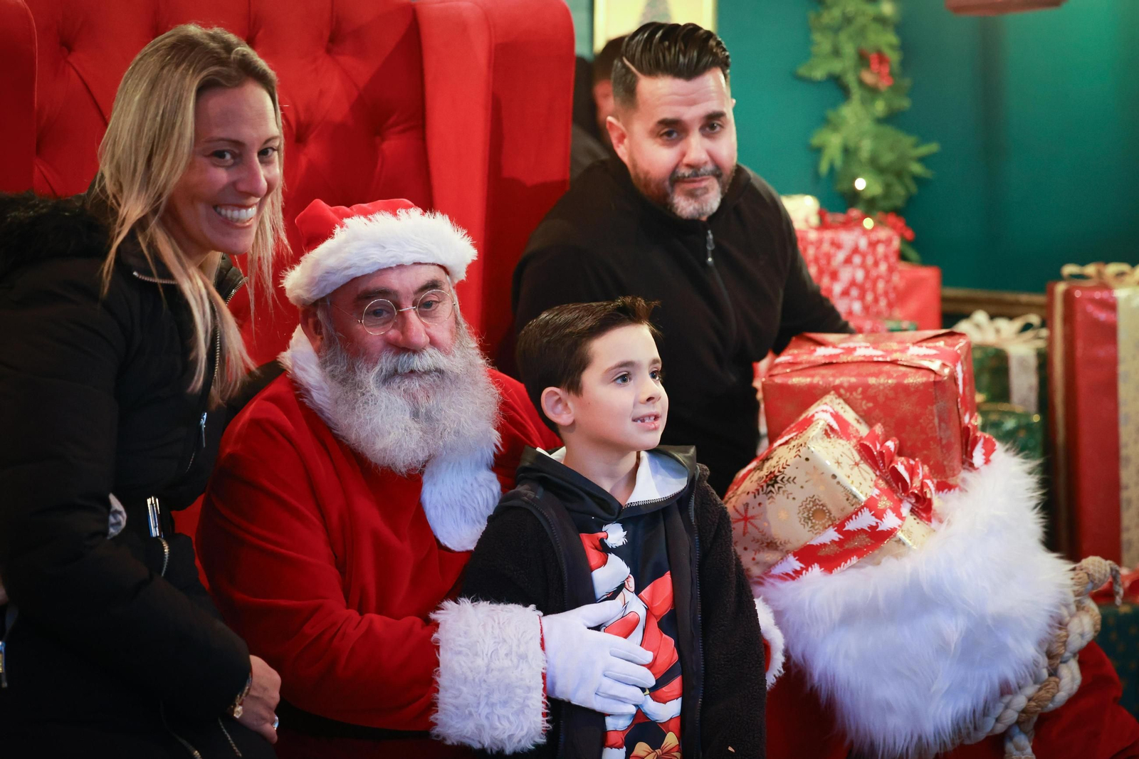 Papa Noel ha recibido este viernes sus primeras visitas de este año.