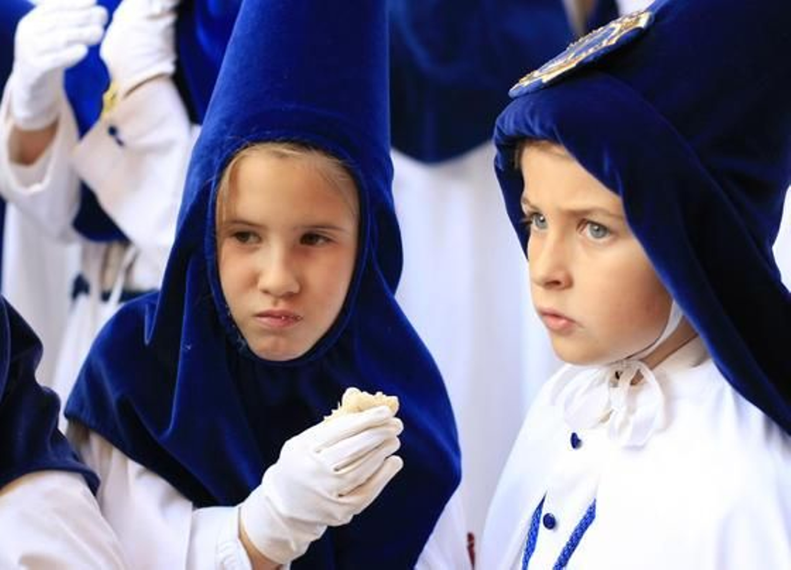El bocadillo. Pequeñas nazarenas respetan su hora de la merienda

Foto: Juan Carlos Toro