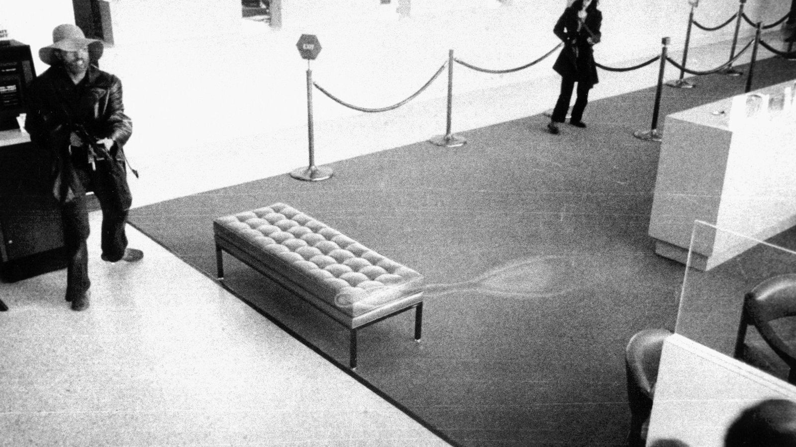 Fotografía divulgada por el FBI donde se muestra a Patricia Campbell Hearst (d) sosteniendo una carabina M1 durante el robo de un banco junto con Donald DeFreeze en abril de 1974 en San Francisco, California.