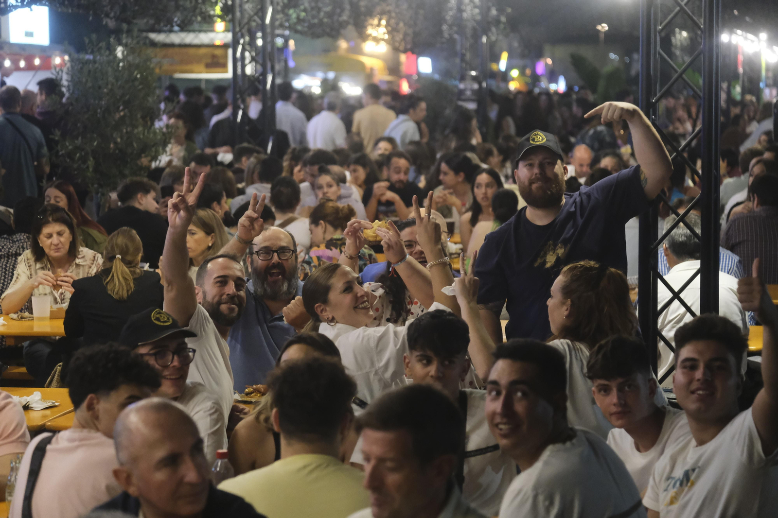 Neón y brasas en El Vial: el lleno absoluto de The Champions Burger en Córdoba Neón y brasas en El Vial: el lleno absoluto de The Champions Burger en Córdoba
