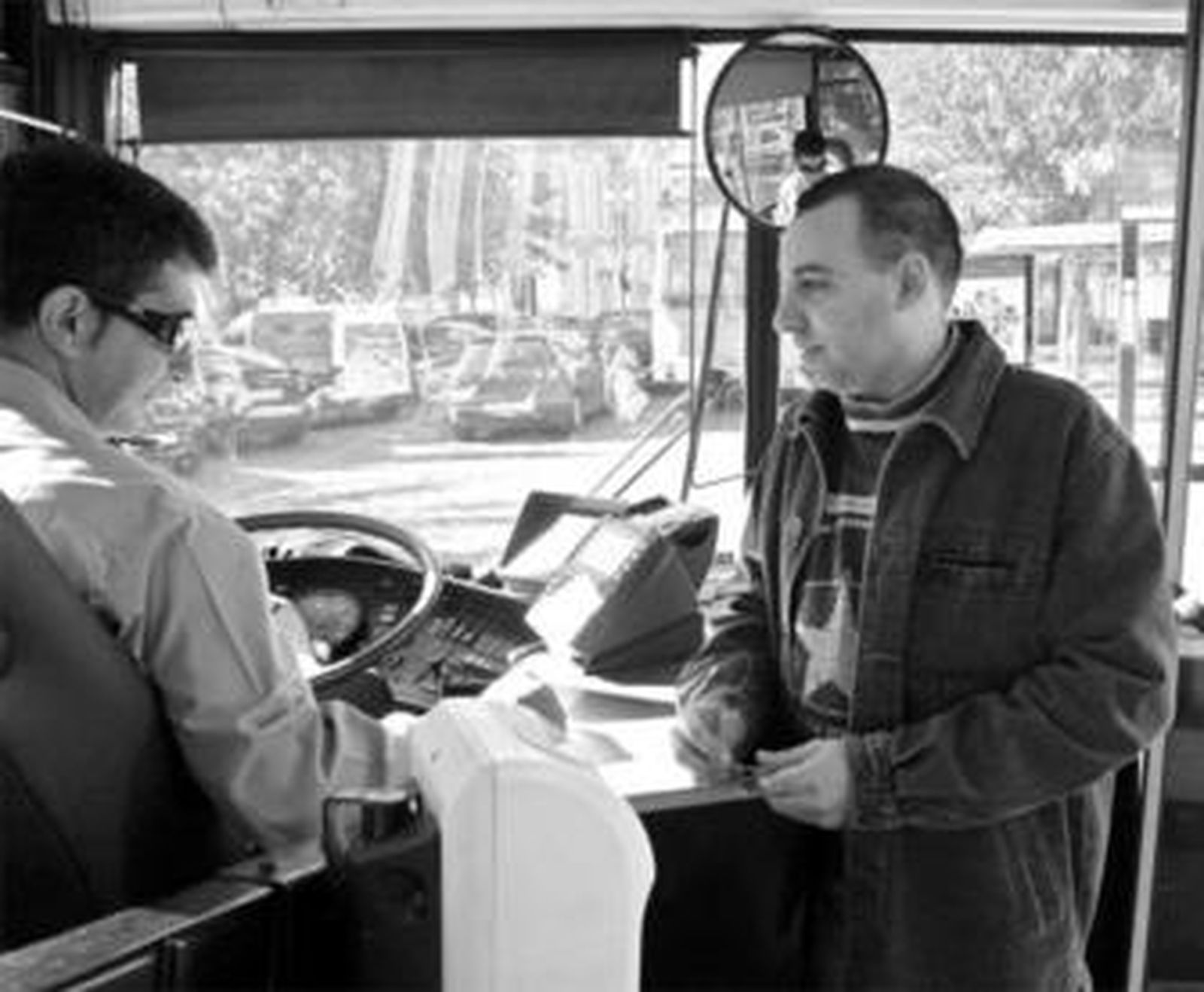 Un conductor entrega el billete a un viajero de una de las líneas de la red de Aucorsa.