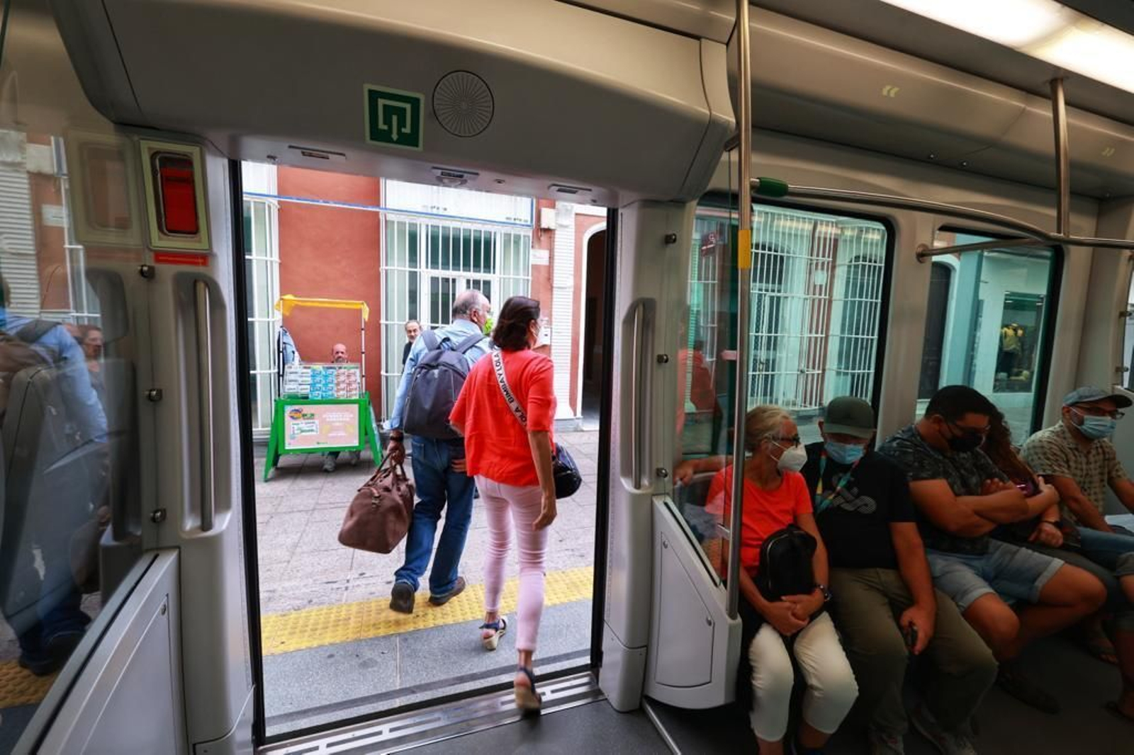 Búscate en las imágenes del primer día del tranvía de la Bahía de Cádiz