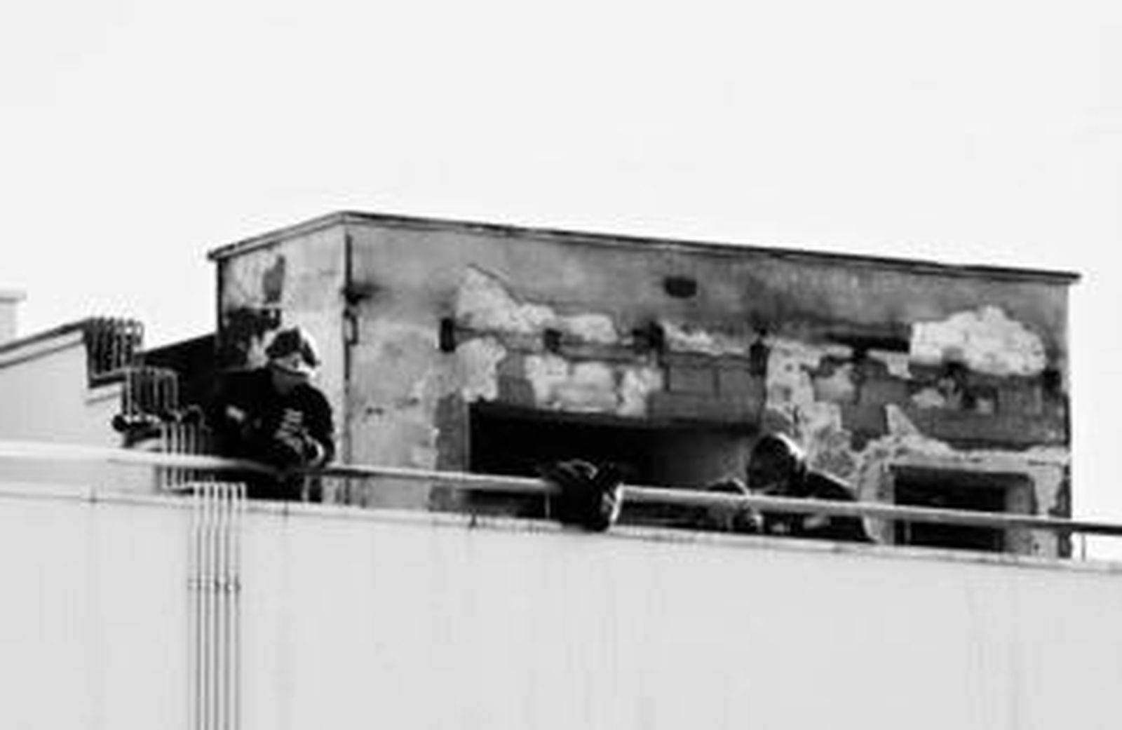 Los Bomberos trabajan sobre la terraza incendiada, ayer por la tarde en Tomares.