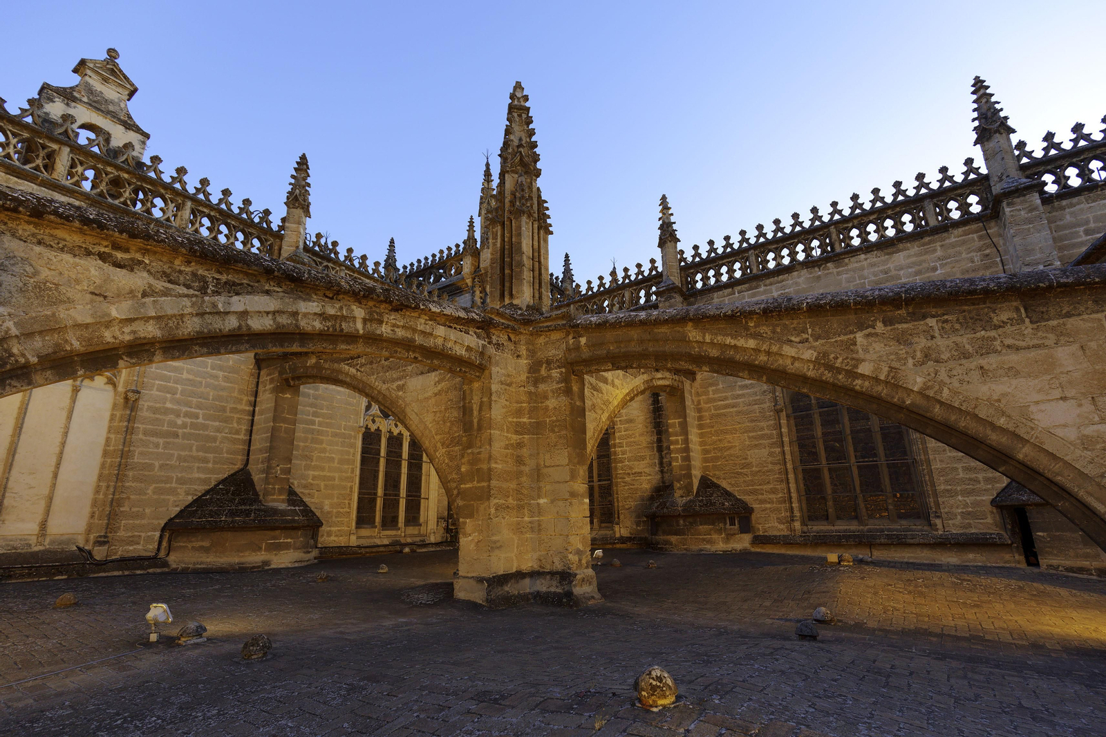 Recorrido de la visita por las cubiertas de la Catedral de Sevilla, al atardecer