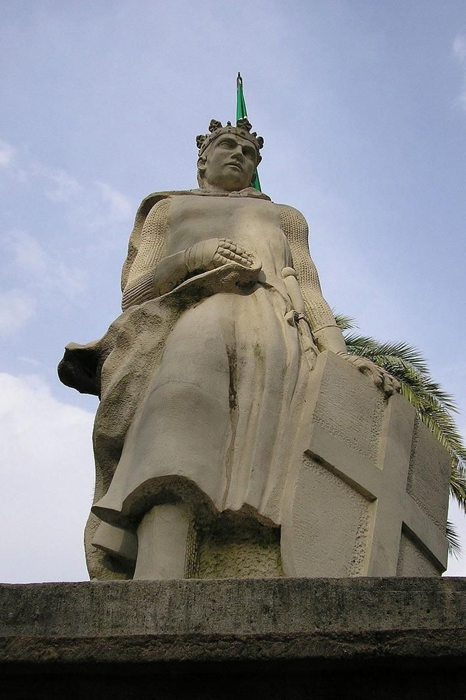 Estatua de Alfonso XI ubicada en la Avenida Blas Infante (Algeciras).