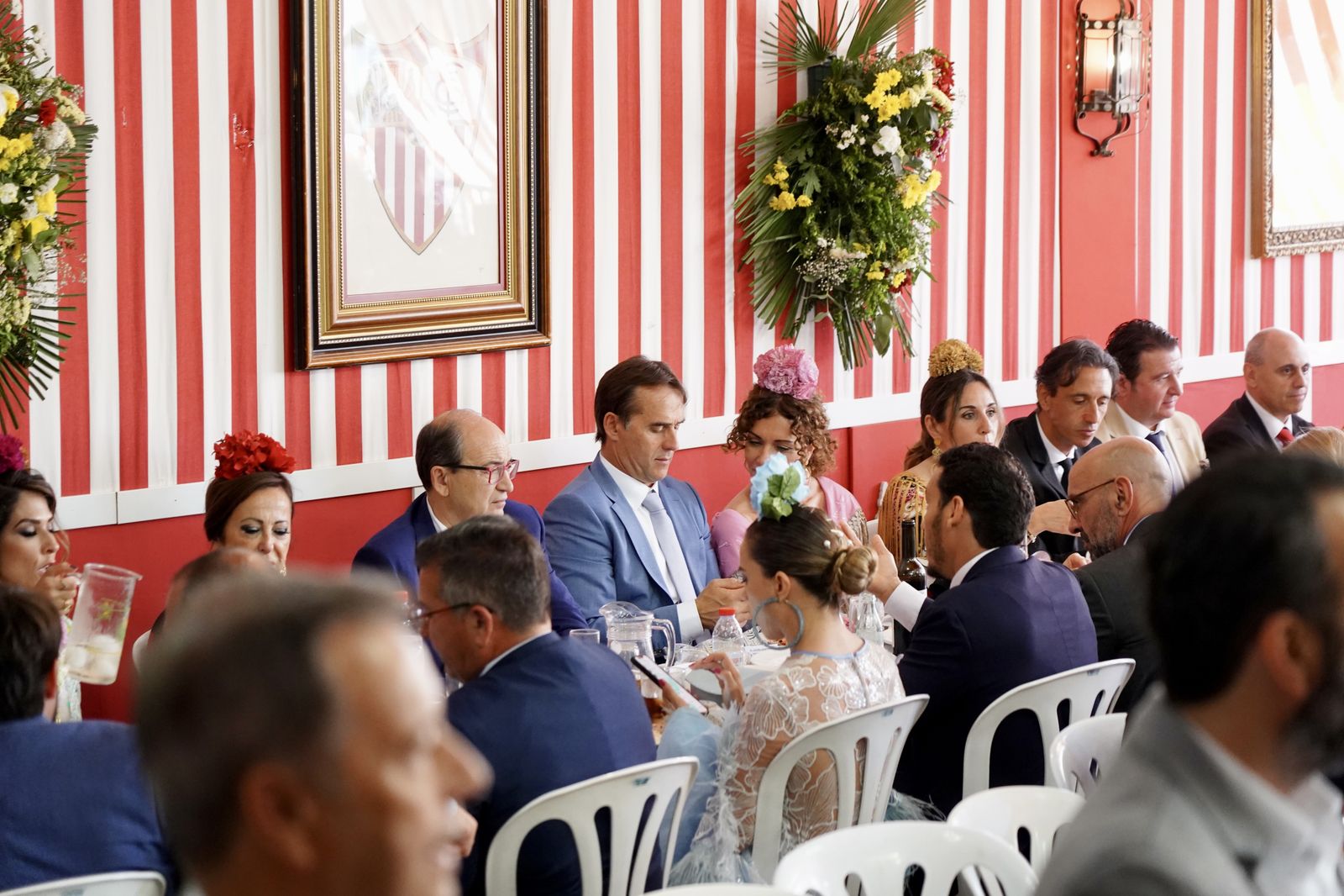 Lopetegui y su mujer, junto a Castro y la suya y frente a Monchi, en la caseta de la Peña Sevillista Macarena.