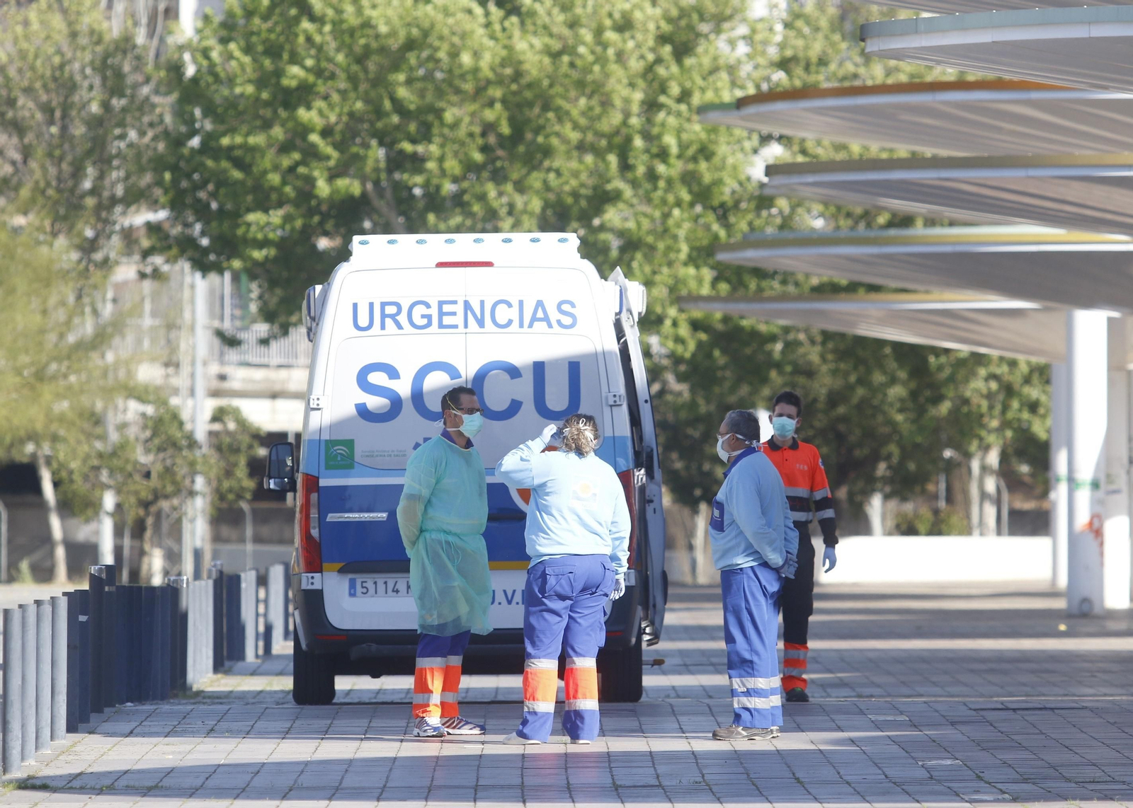 Personal sanitario, junto a una ambulancia.