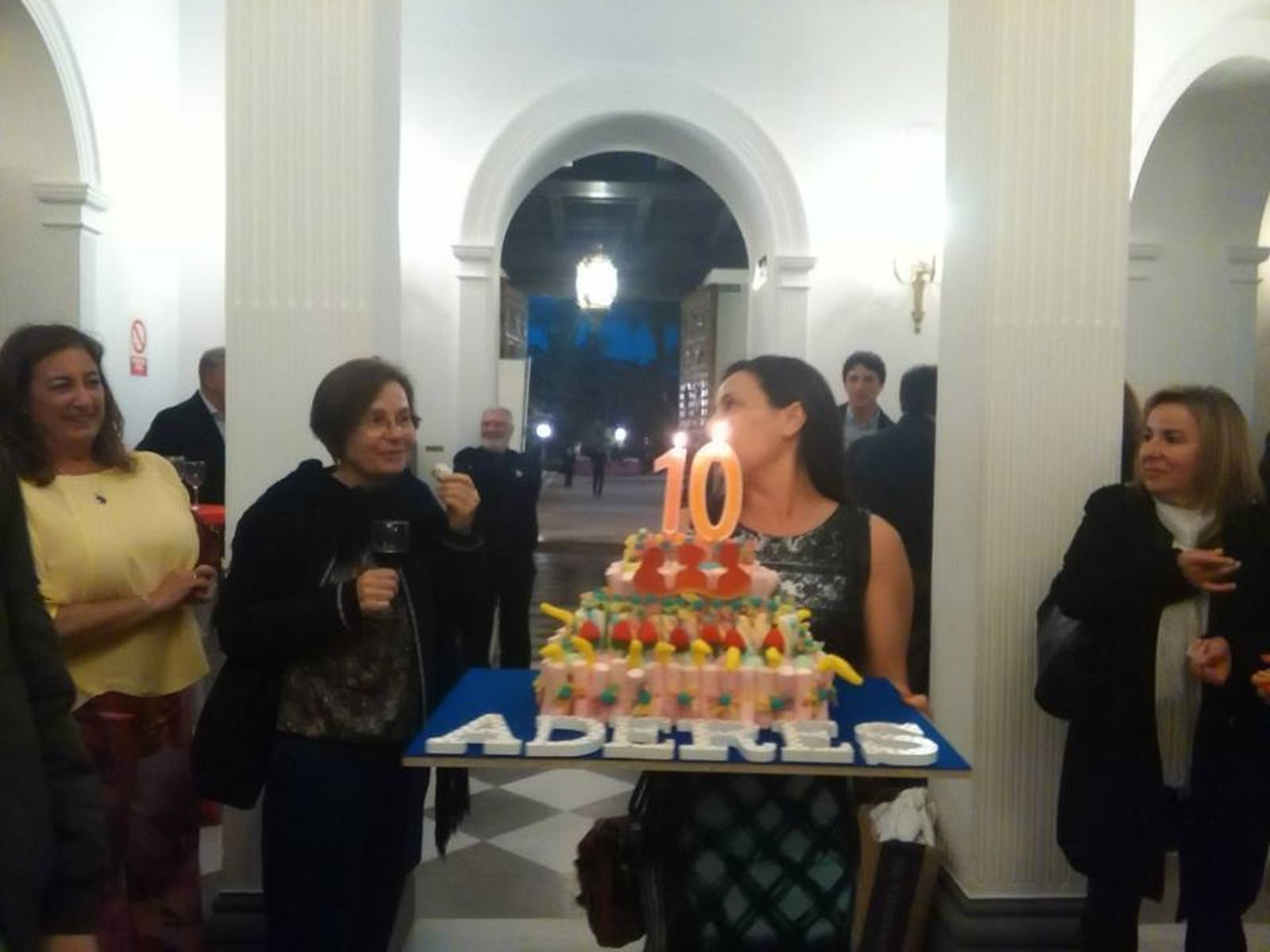 Como en todo aniversario, no faltó la tarta con las velas y la entonación del 'Cumpleaños Feliz'. María Jesús Lazcano, presidenta de Aderes, a la izquierda.