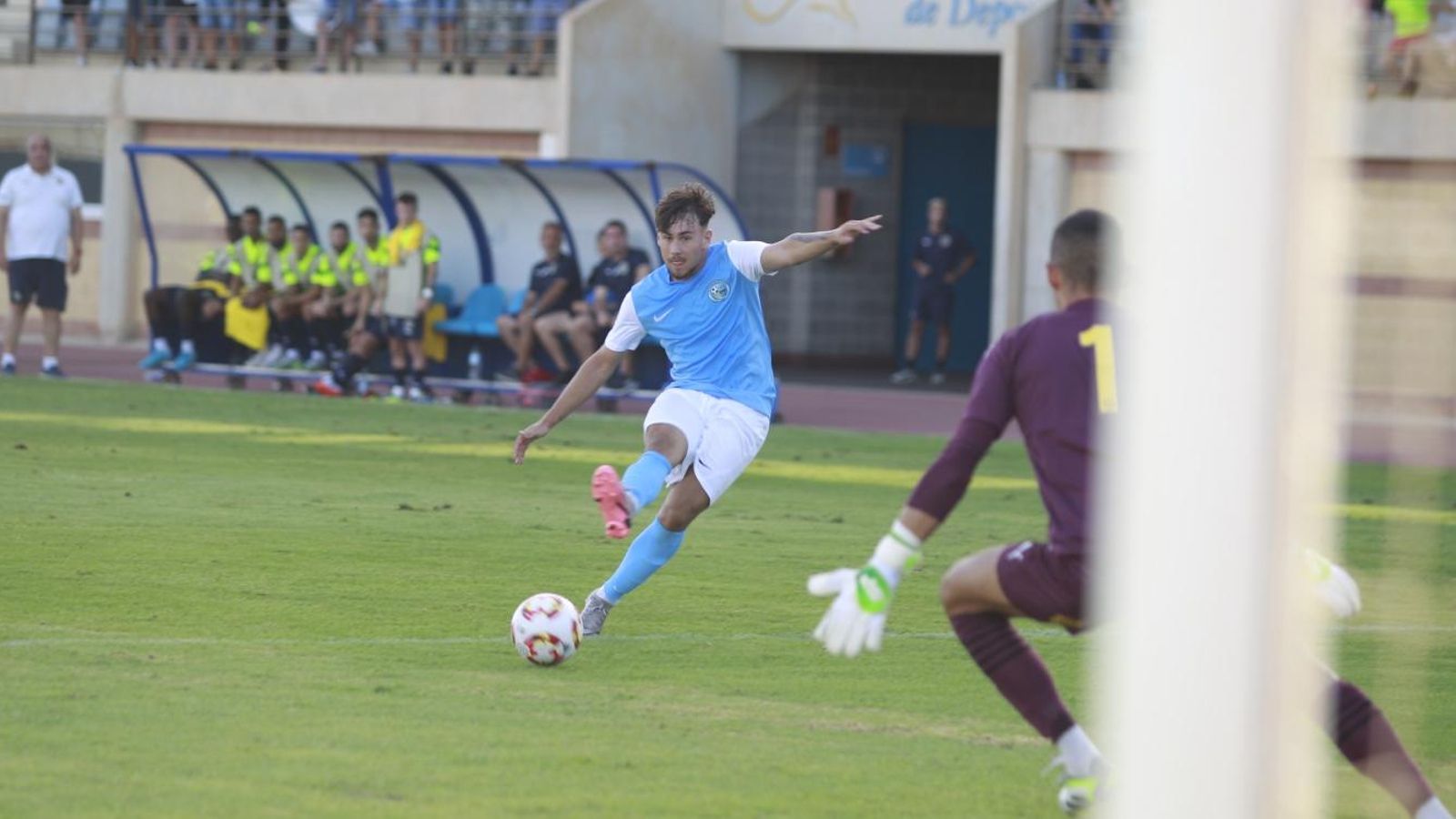 Pepe completa un remate a portería.