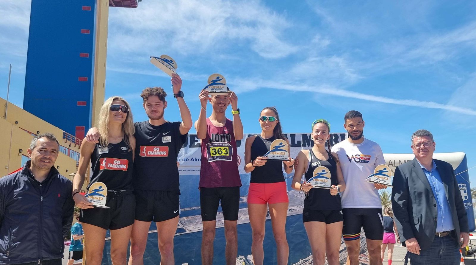 Podio con los ganadores masculinos y femeninos