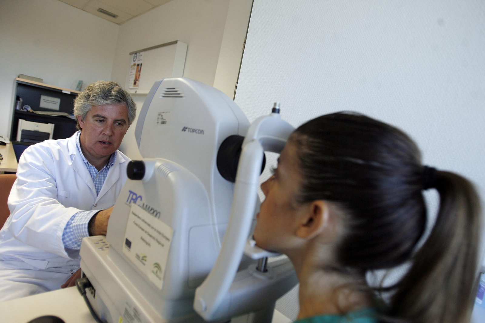 El doctor Palomares atiende a una paciente en su consulta en una imagen de archivo.