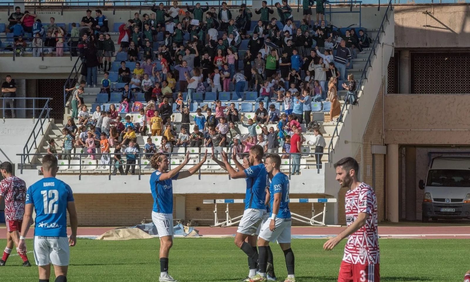 Los jugadores del cuadro isleño celebran un gol con la Tribuna repleta de jóvenes seguuidores.