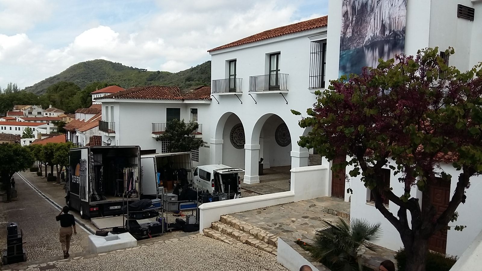 Camiones del rodaje en los alrededores de la entrada a la Gruta.