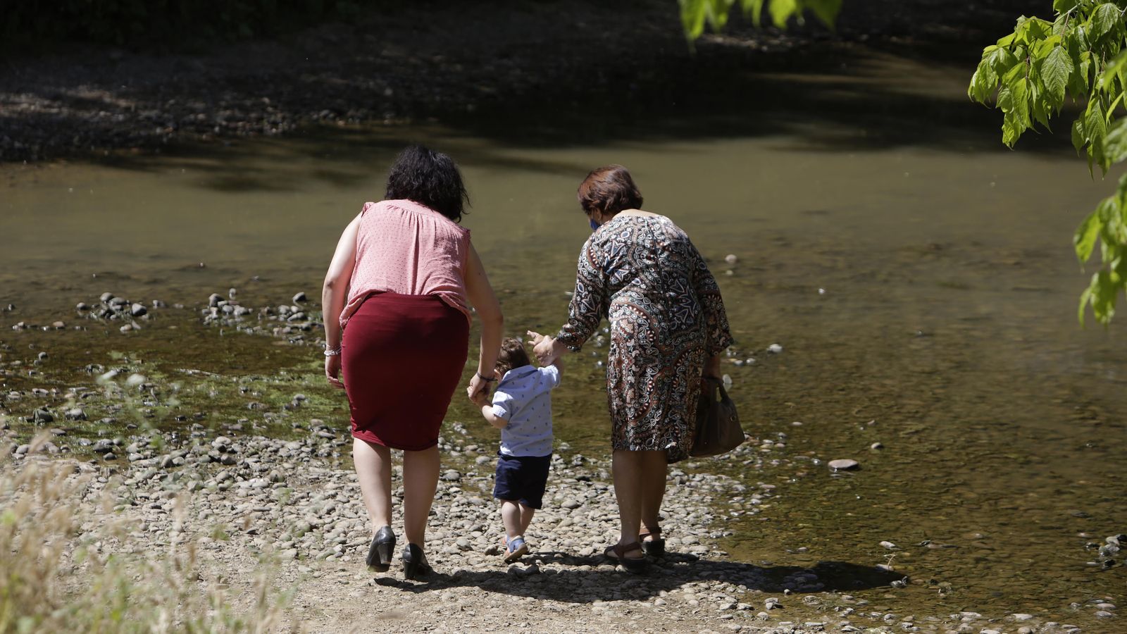 Imágenes de un viernes de Rocío sin romería