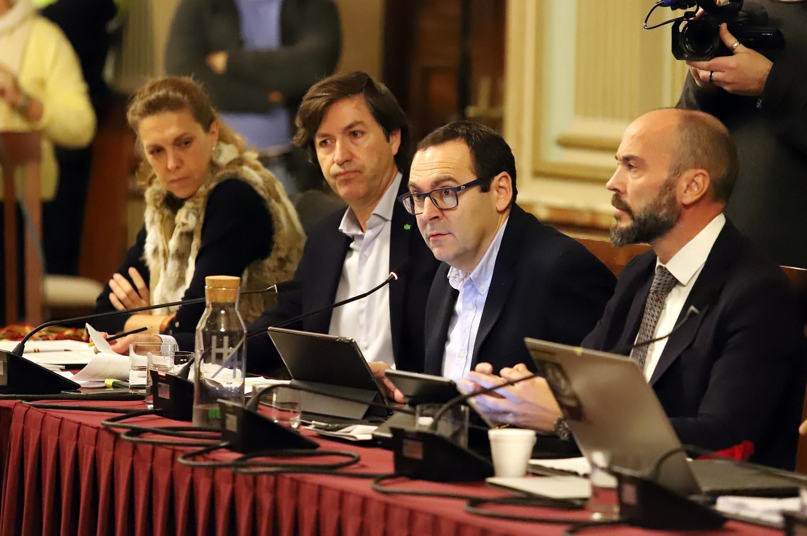 Imágenes del pleno del Ayuntamiento de Huelva