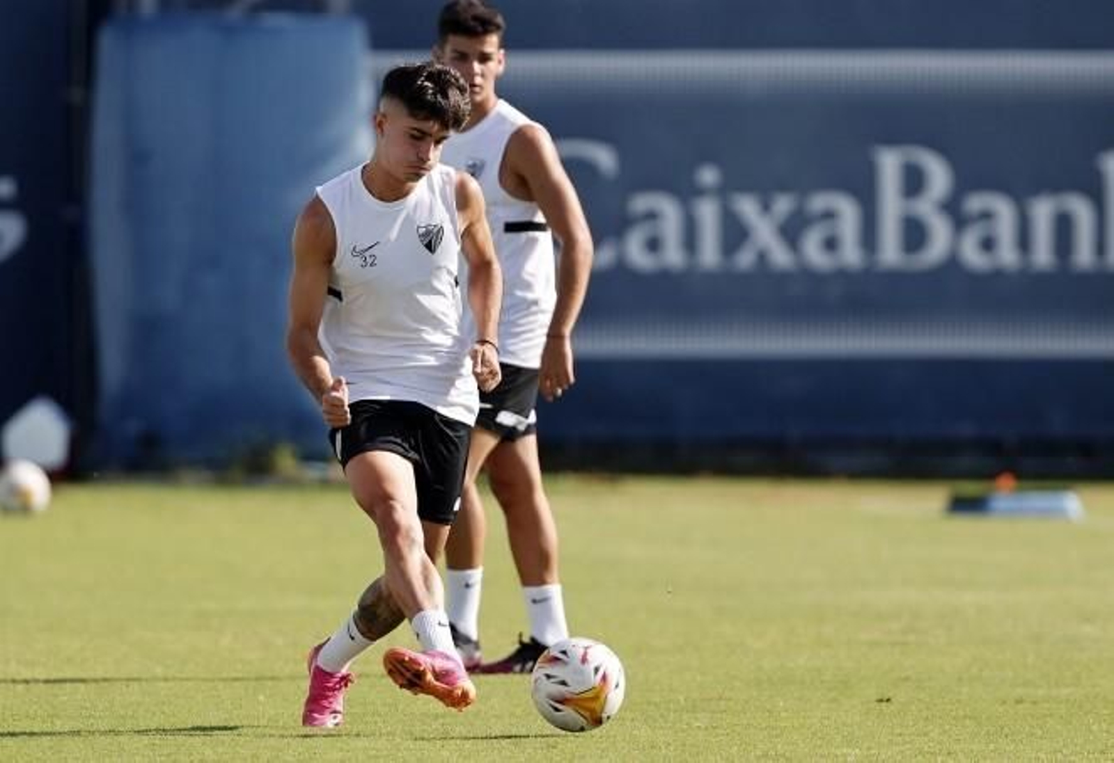 Julio conecta con la pelota durante el entrenamiento.