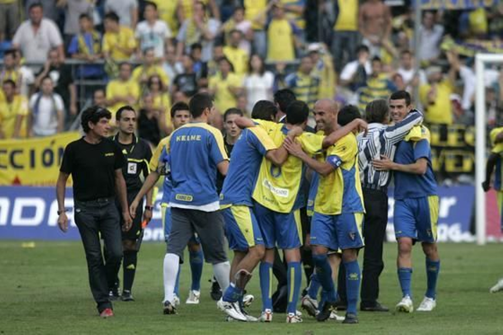 Los jugadores se abrazan tras conseguir el triunfo.

Foto: Jesus Marin
