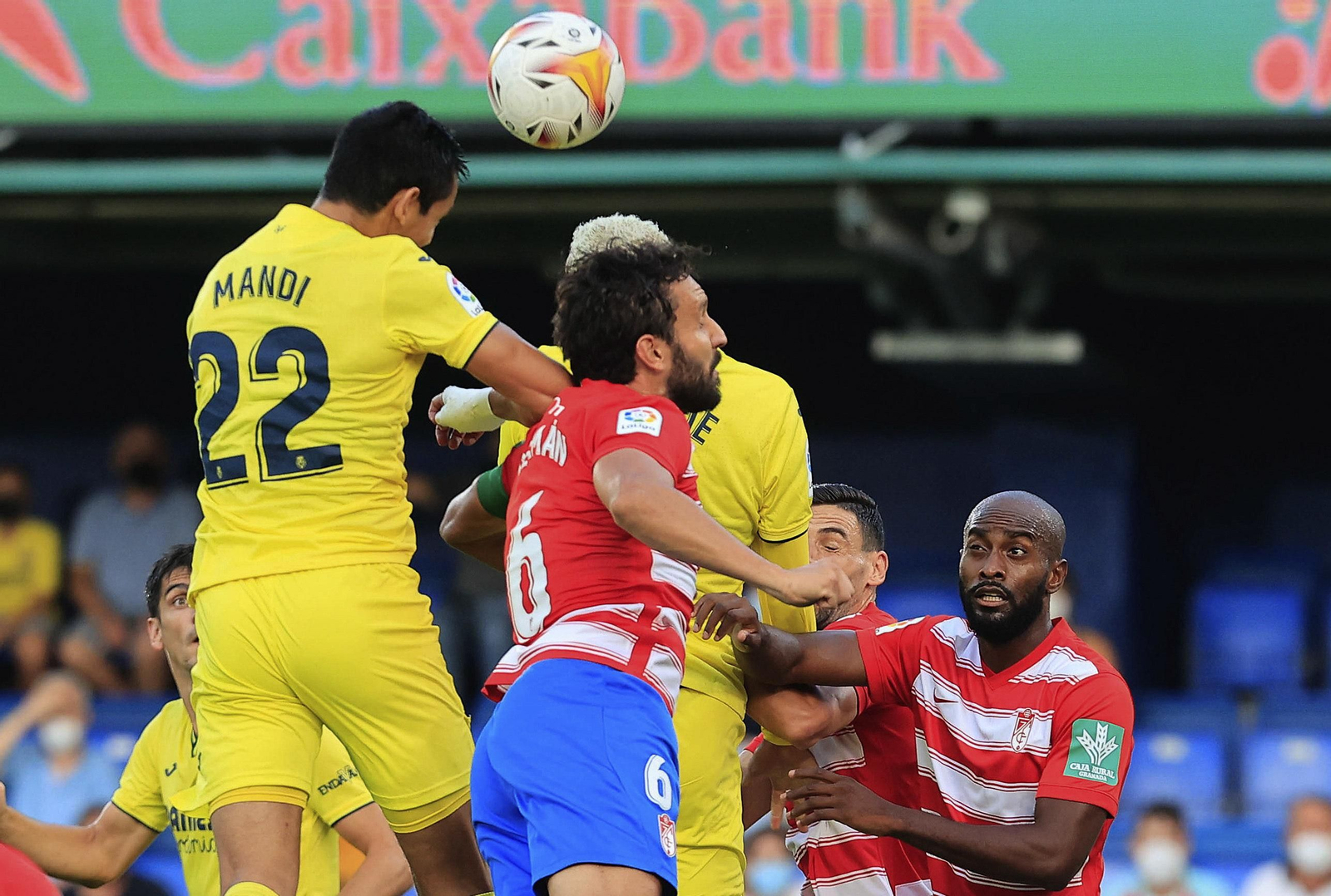 Mandi supera por alto a Germán.